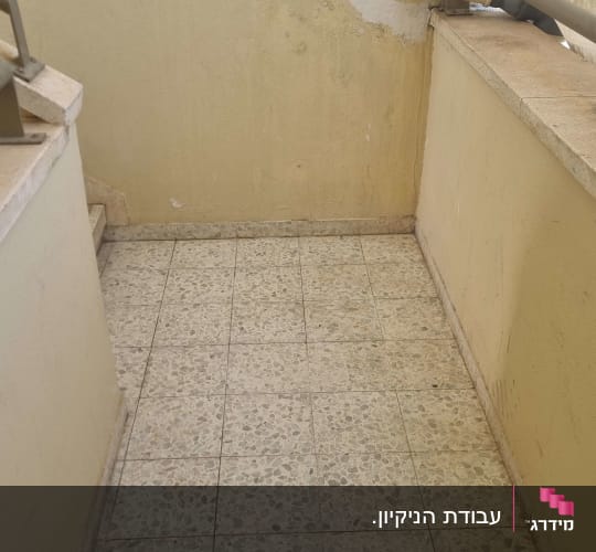 רצפה מלוכלכת עם כתמים וקיר עם צינור